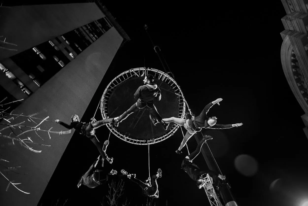 Acrobacia aérea en blanco y negro