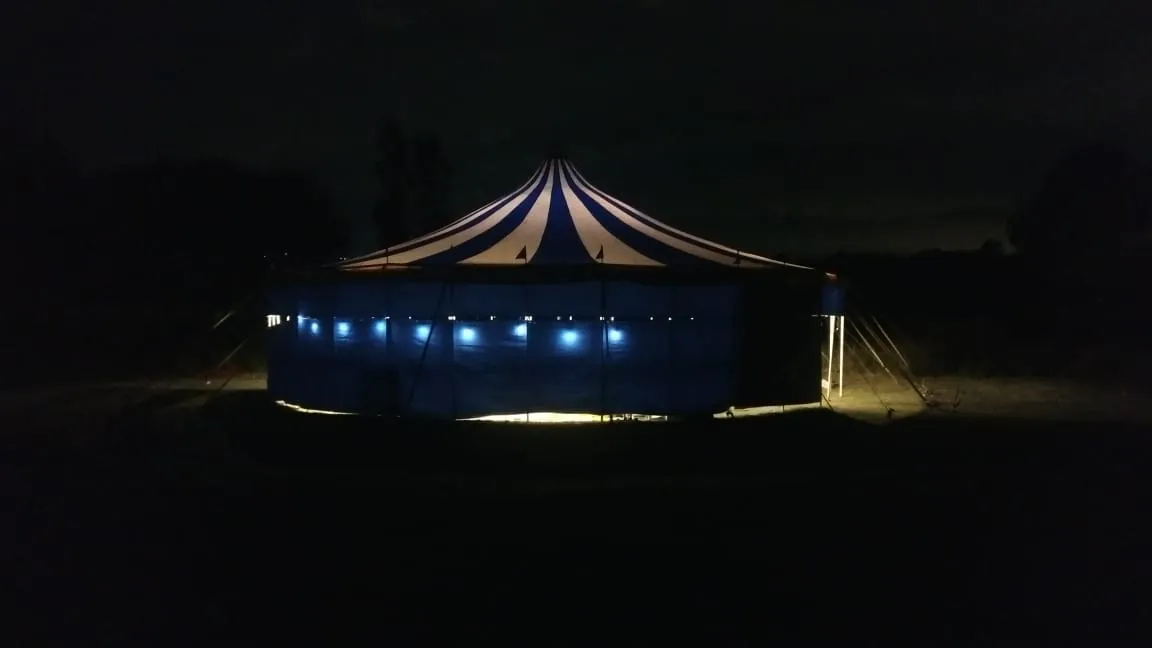 La carpa del Circo Piskui iluminada de noche