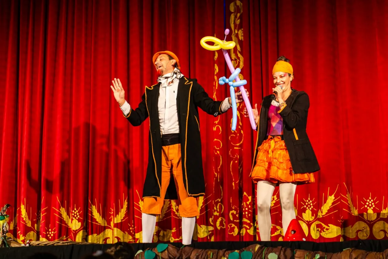 Ricky y Carla del Circo Piskui en escena