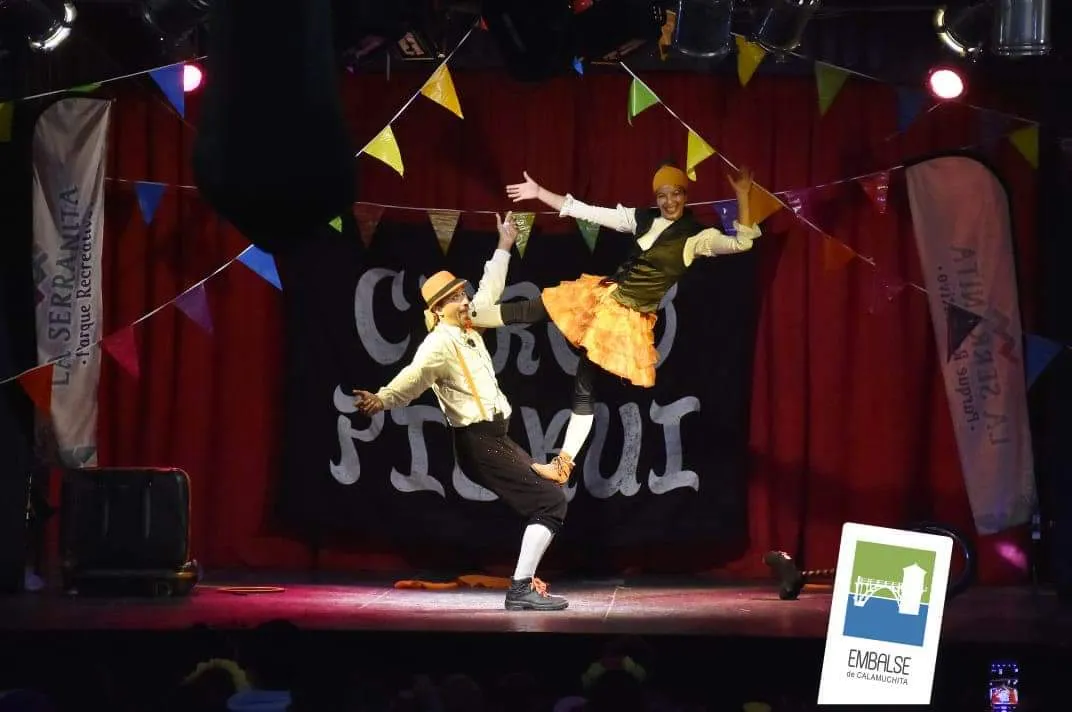 Artistas del Circo Piskui en escenario