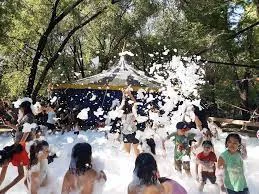 Chicos jugando en una fiesta de espuma